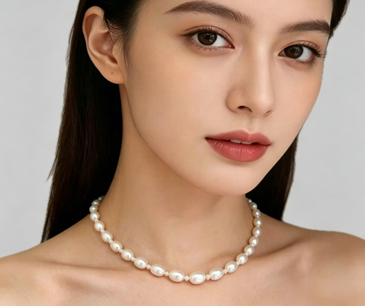 model wearing freshwater pearl necklace from Xueluo